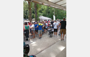 PRISE DE REPAS FILE D ATTENTE. LES JOUEURS, ACCOMPAGNATEURS, COACH, VISITEURS ONT TOUS FAIT PREUVE DE PATIENCE