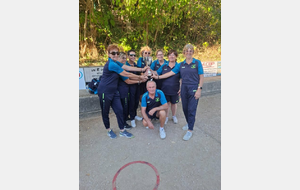 De gauche à droite : Carine Watiez, Claudette Vidal-Sanz, Geneviève Champelovier, Agnès Gombert, Sandrine Guerpillon, Béatrice Grimaud, Marie-France Coin, et le Coach Jacques Champelovier. Manque Véronique Doussinaud.