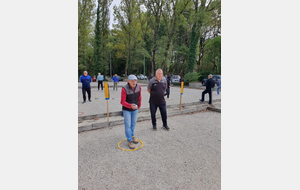 Louis concentré sous le regard de Alain